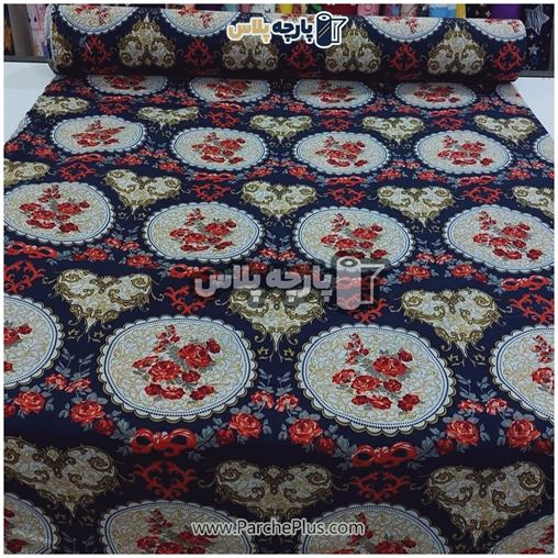 پارچه ملحفه ای گل دار با زمینه سورمه ای و گل قرمز