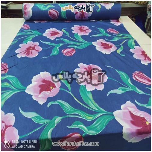 پارچه ملحفه ای گل دار با زمینه آبی و گل صورتی 