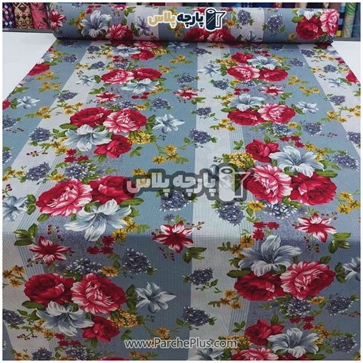 پارچه ملحفه ای گل دار با زمینه طوسی و گل قرمز و طوسی