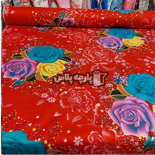 پارچه ملحفه ای گل دار با گل زرد، آبی و بنفش و زمینه قرمز