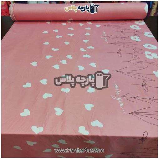 پارچه ملحفه ای گل دار با زمینه صورتی و قلب و گل سفید 