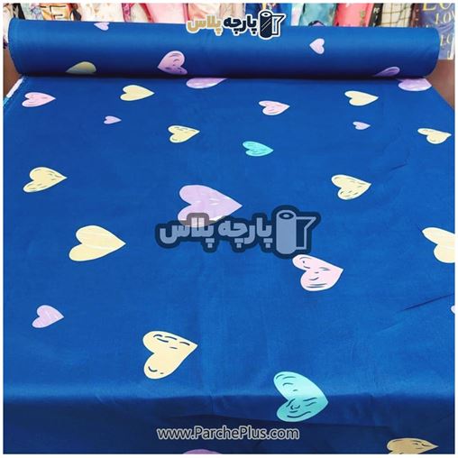 پارچه ملحفه ای اسپرت با زمینه آبی و طرح قلب صورتی و آبی