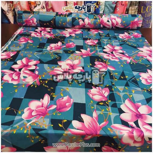 پارچه ملحفه ای گل دار با زمینه آبی و سورمه ای و گل صورتی