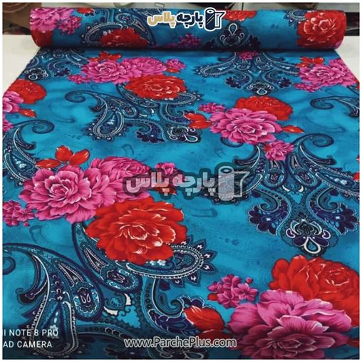 طاقه پارچه ملحفه ای گل دار با زمینه آبی و گل صورتی و قرمز
