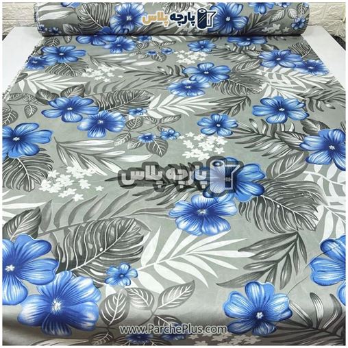 پارچه ملحفه ای گل دار با زمینه طوسی و گل آبی