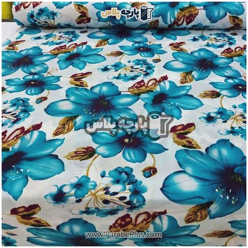 پارچه ملحفه ای گل دار با زمینه سفید و گل آبی 